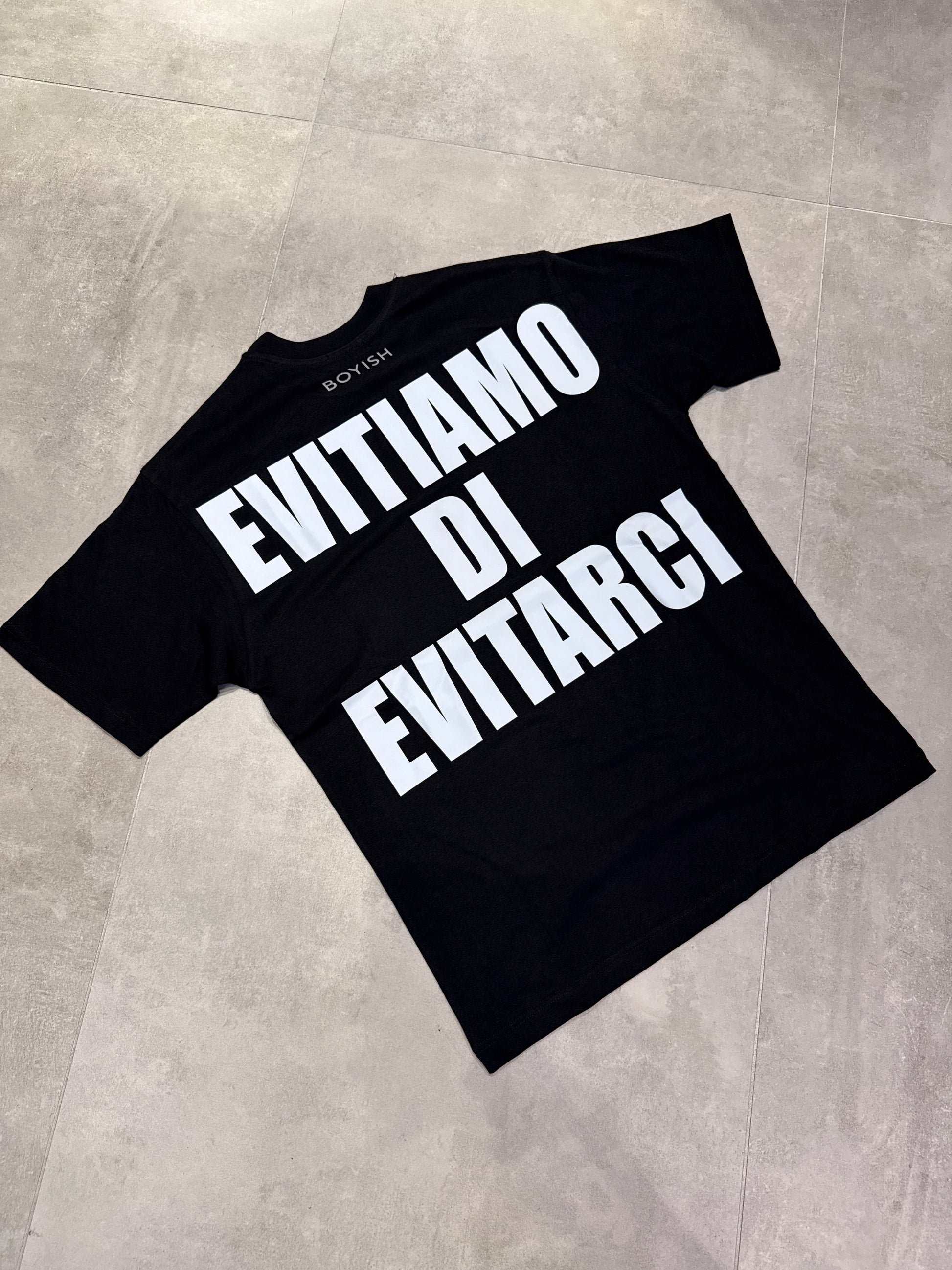 T-SHIRT BOYISH                                          “EVITIAMO DI EVITARCI” NERA