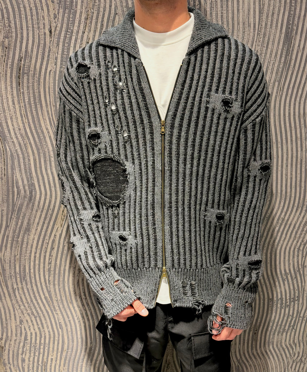 Maglia zip con strappi