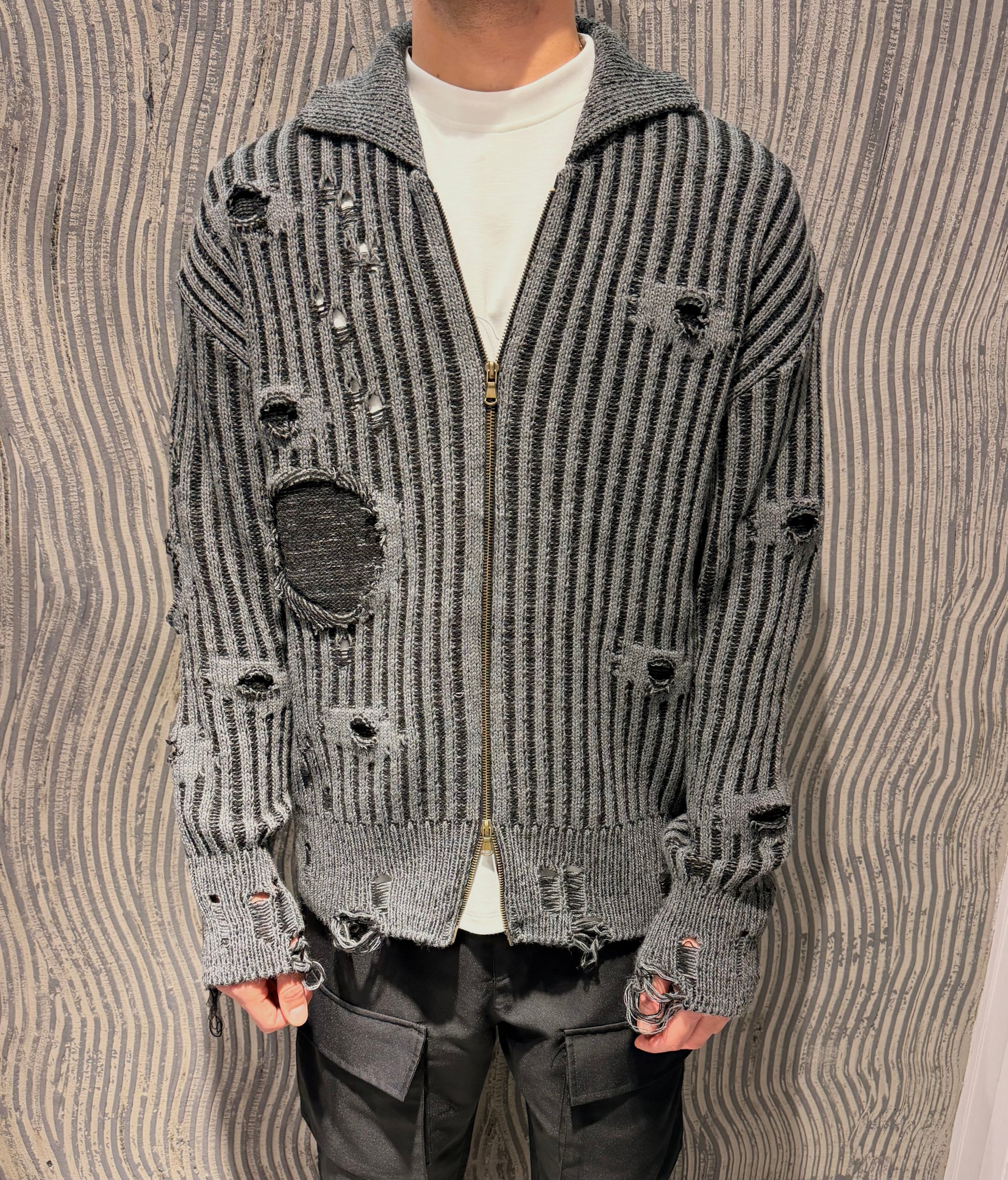 Maglia zip con strappi