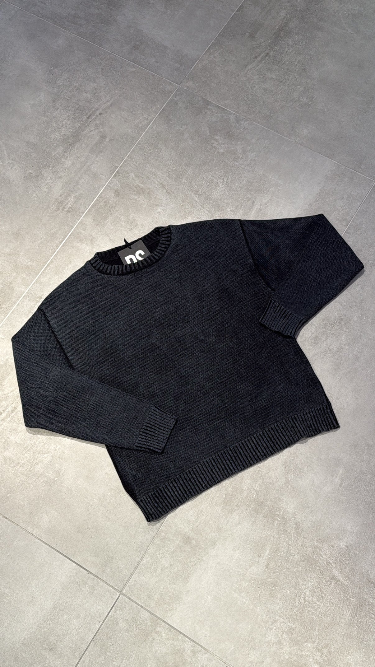 MAGLIA NERA SLAVATA