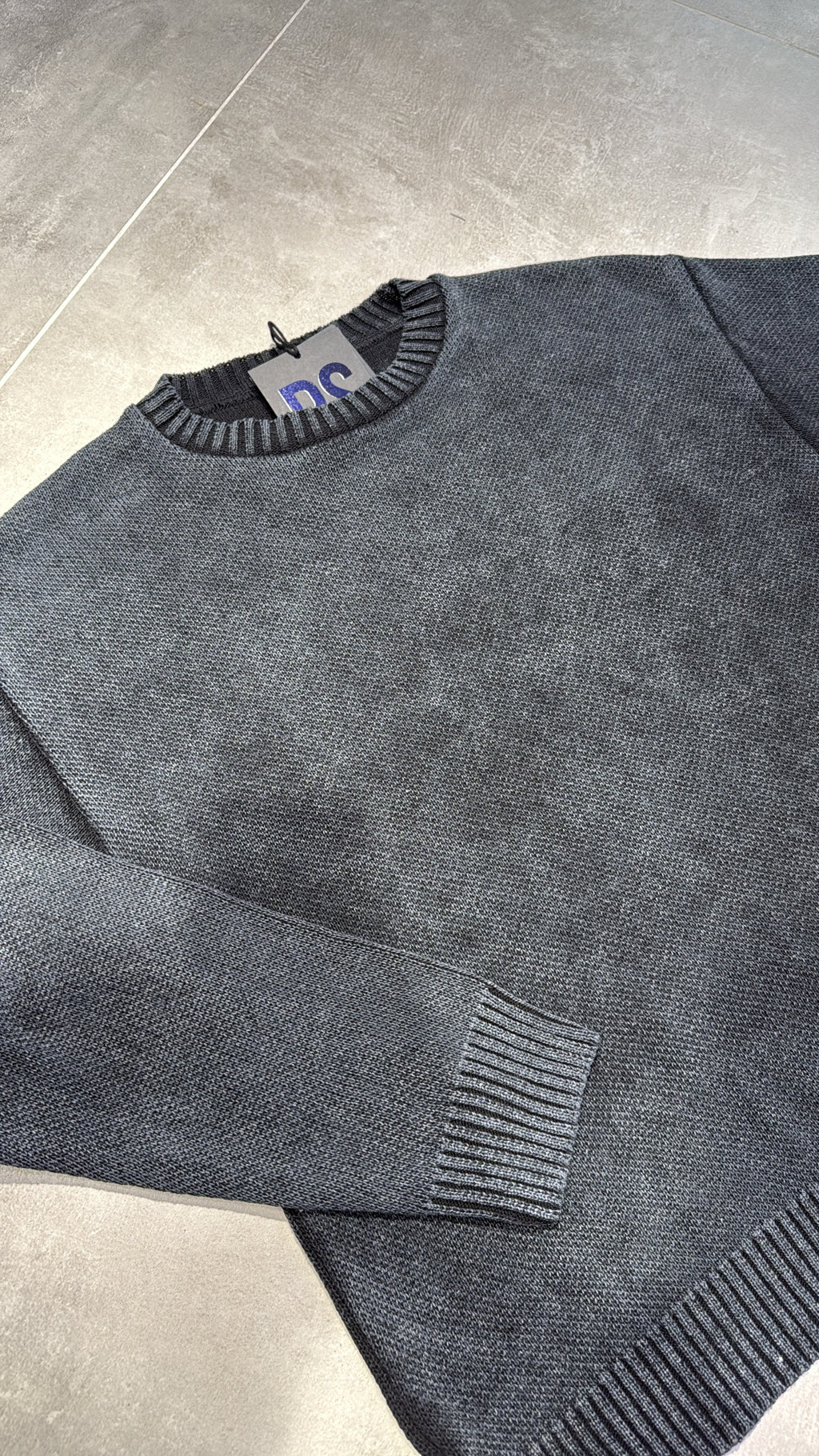 MAGLIA NERA SLAVATA