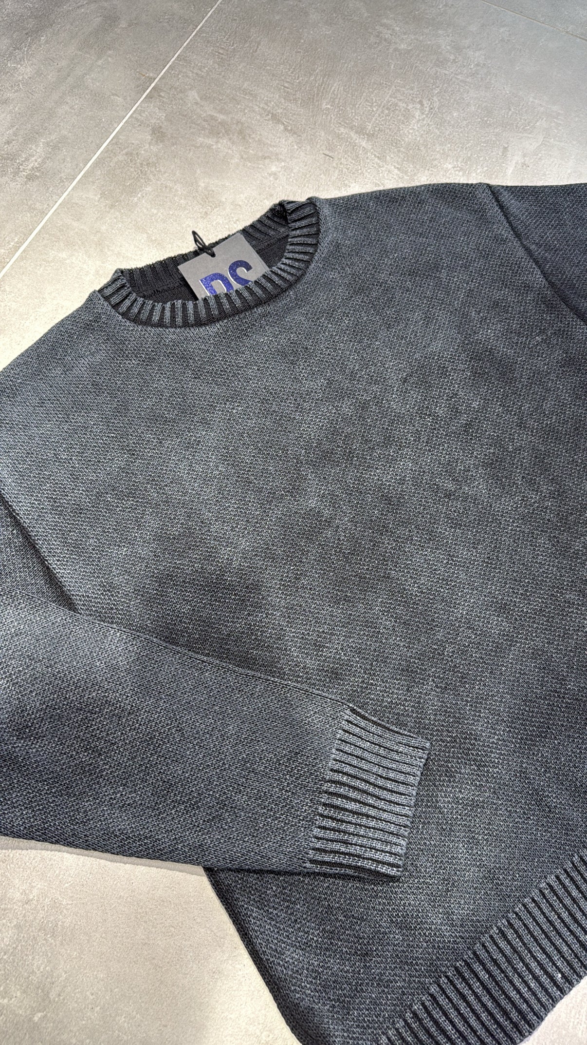 MAGLIA NERA SLAVATA